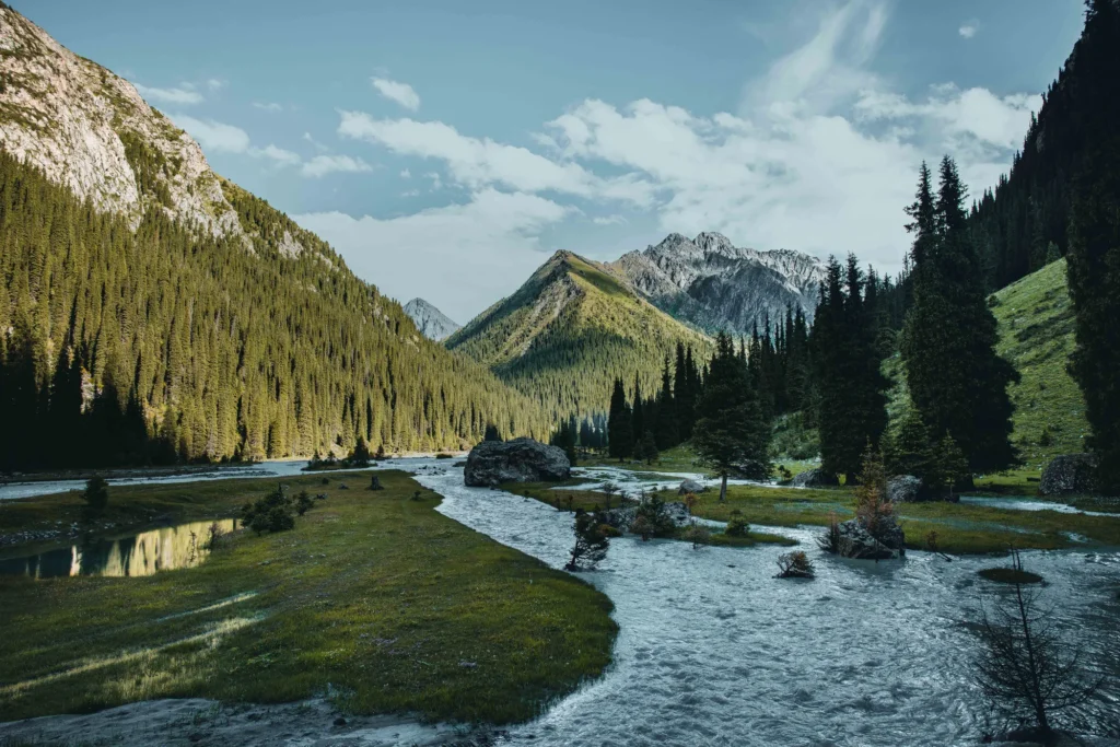 Kaynak: https://www.locationscout.net/kyrgyz-republic/52437-karakol-river-on-the-way-to-karakol-peak